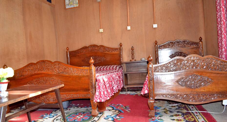 Lucky Kashmir Houseboat, Srinagar 5